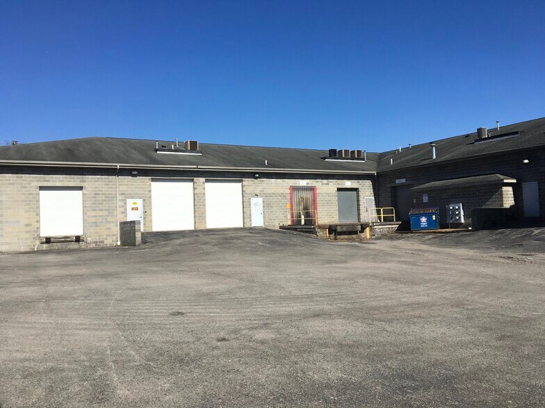 More Photos Of 1092-1112 N Meridian Rd, Youngstown Showroom For Lease