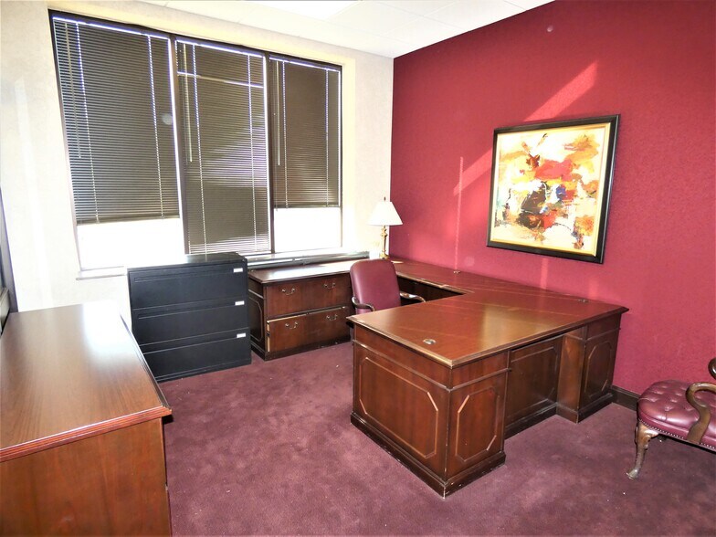 More Photos Of 300 N St Marys St, Beeville Bank For Sale