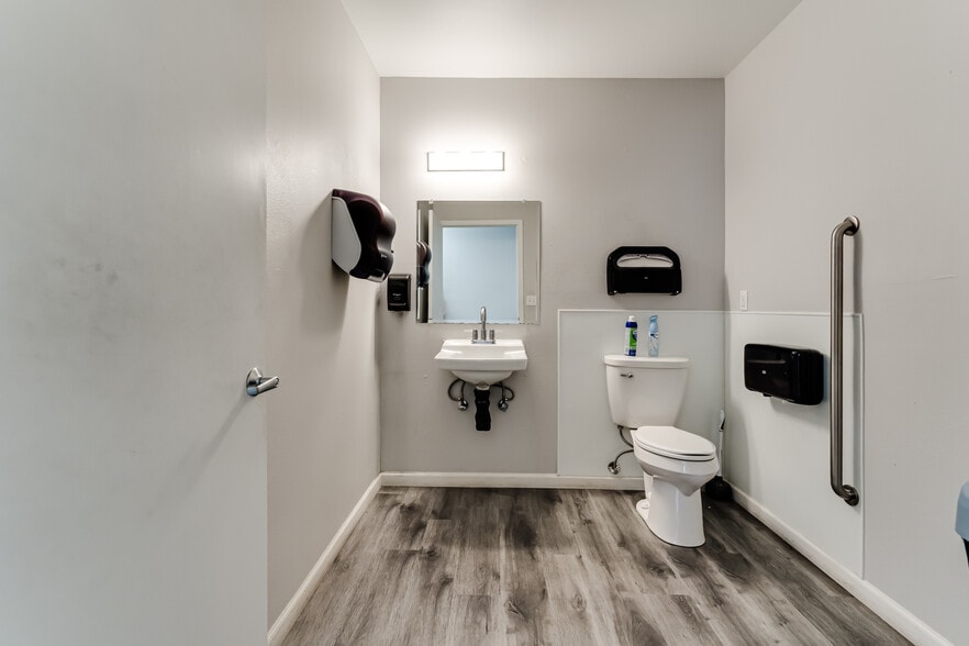 More Photos Of 4224 W 7th Ave, Eugene Service For Lease