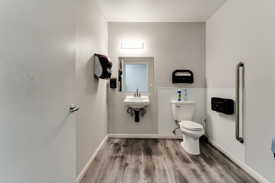 More Photos Of 4224 W 7th Ave, Eugene Service For Lease
