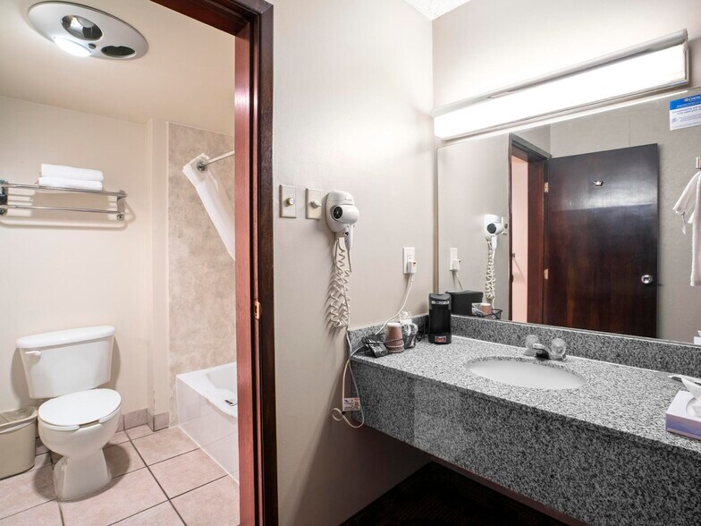 More Photos Of 1225 S State St, Salina Hotel For Sale