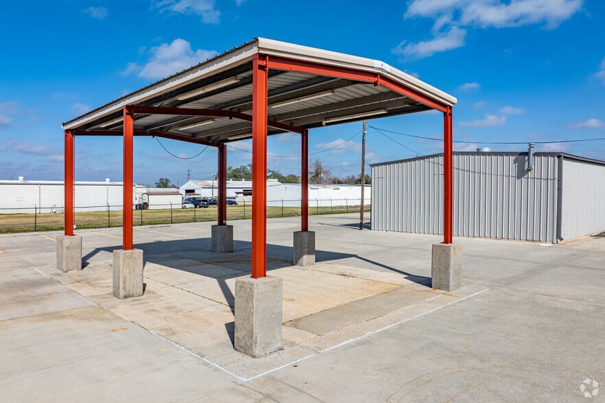 More Photos Of 403 W Admiral Doyle Dr, New Iberia Distribution For Sale