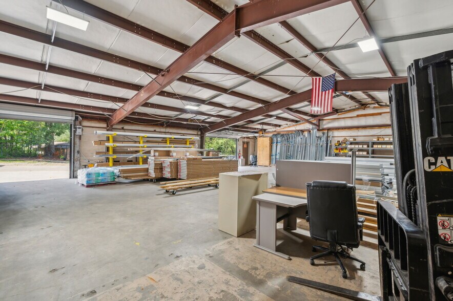 More Photos Of 4228 Main St, Oakwood Showroom For Lease