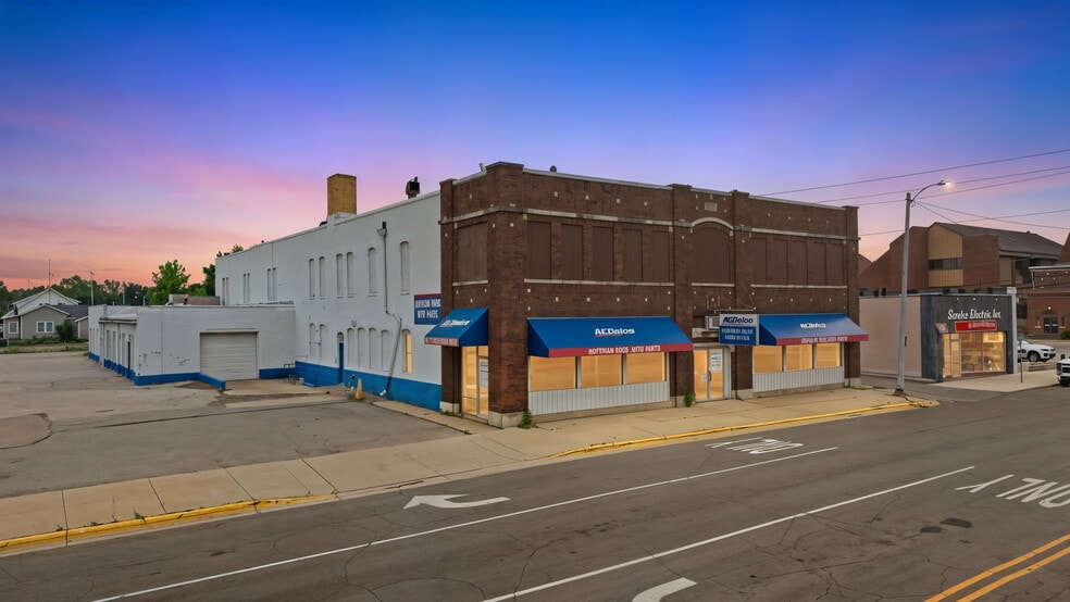 More Photos Of 314 E Market St, Warsaw Showroom For Sale