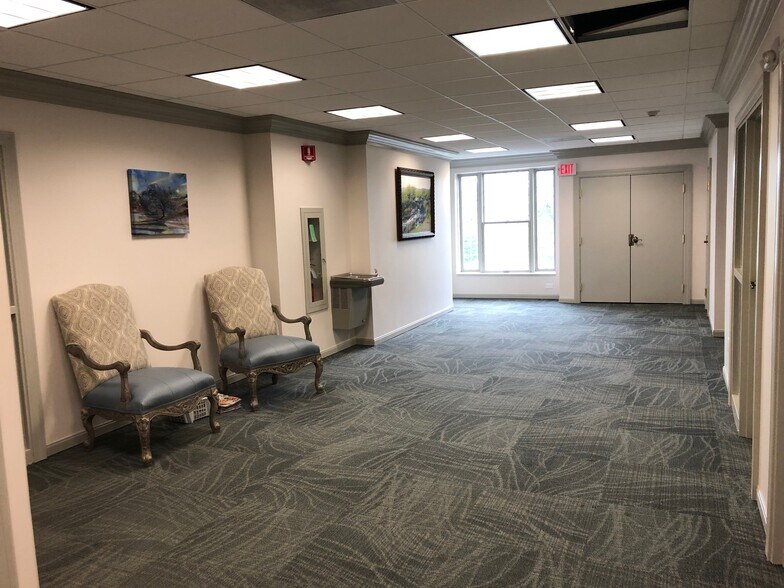 More Photos Of 6909 Royalton Rd, Brecksville Office For Lease