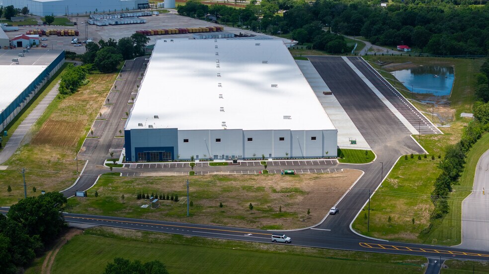 More Photos Of 575 Maddox Simpson Pkwy, Lebanon Distribution For Lease