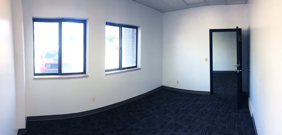 More Photos Of 3820-3830 44th St SE, Grand Rapids Flex For Lease