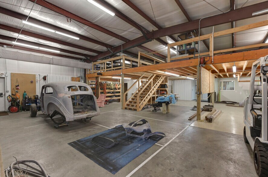 More Photos Of 108 Prides Way, Lexington Light Distribution For Sale