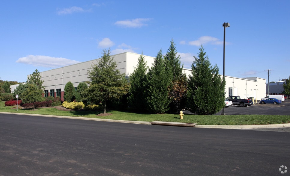 More Photos Of 7673-7795 Coppermine Dr, Manassas Light Distribution For Lease