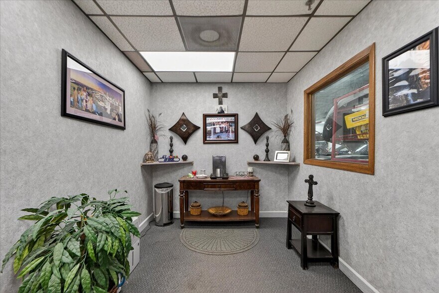 More Photos Of 2005-2007 W 103rd Ter, Leawood Service For Sale