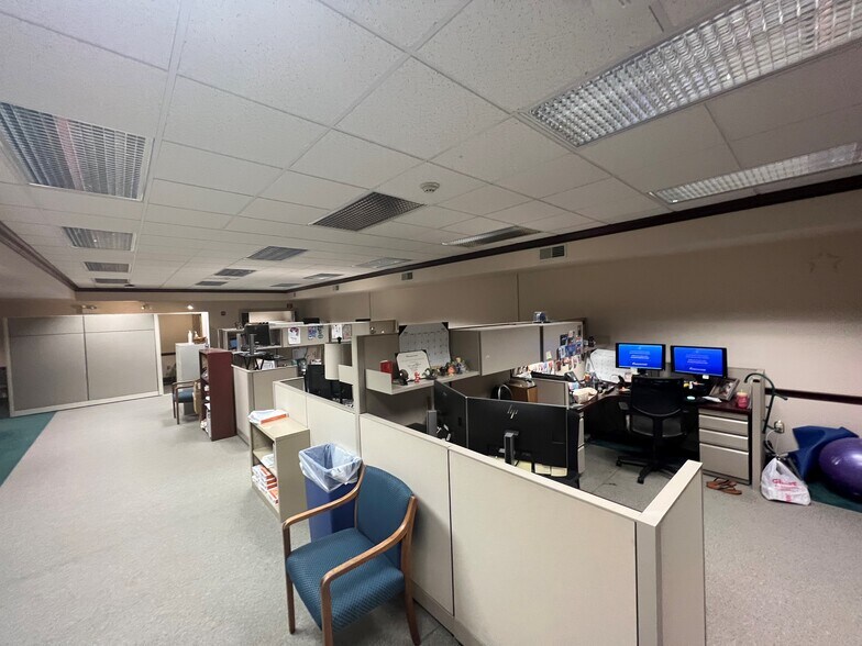 More Photos Of 100 Progress Dr, Doylestown Bank For Lease