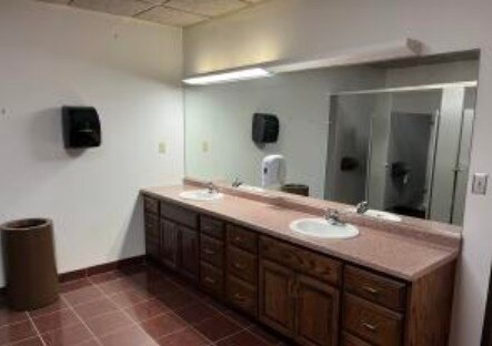 More Photos Of 3100 SW 9th Ave, Watertown Showroom For Lease