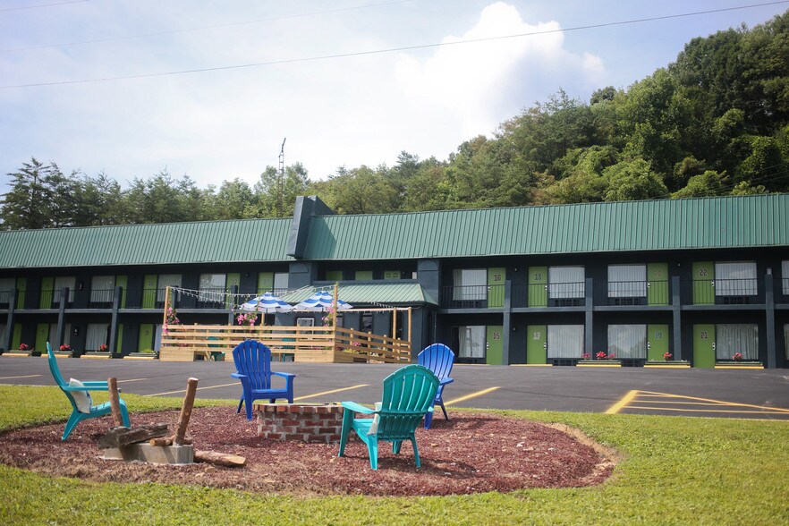 Primary Photo Of 1798 S Wilderness Rd, Mount Vernon Hotel For Sale