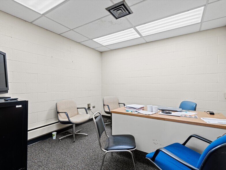 More Photos Of 126 S Maple St, Nowata Office For Sale