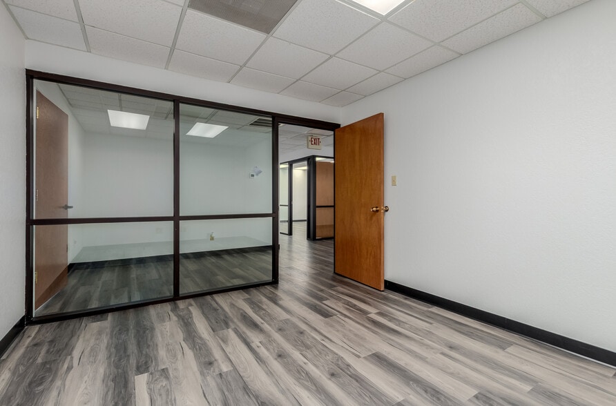 More Photos Of 104 S 54th St, Chandler Flex For Lease