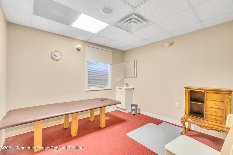 More Photos Of 2101 Lake Rd, Manchester Medical For Sale
