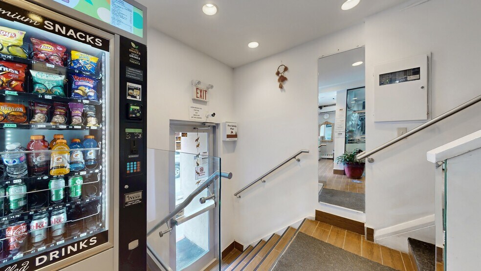 More Photos Of 135 Jarvis St, Toronto Hotel For Sale