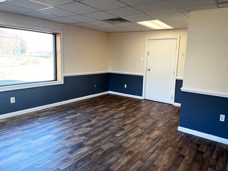 More Photos Of 4702-4704 Dupont Pky, Townsend Freestanding For Lease
