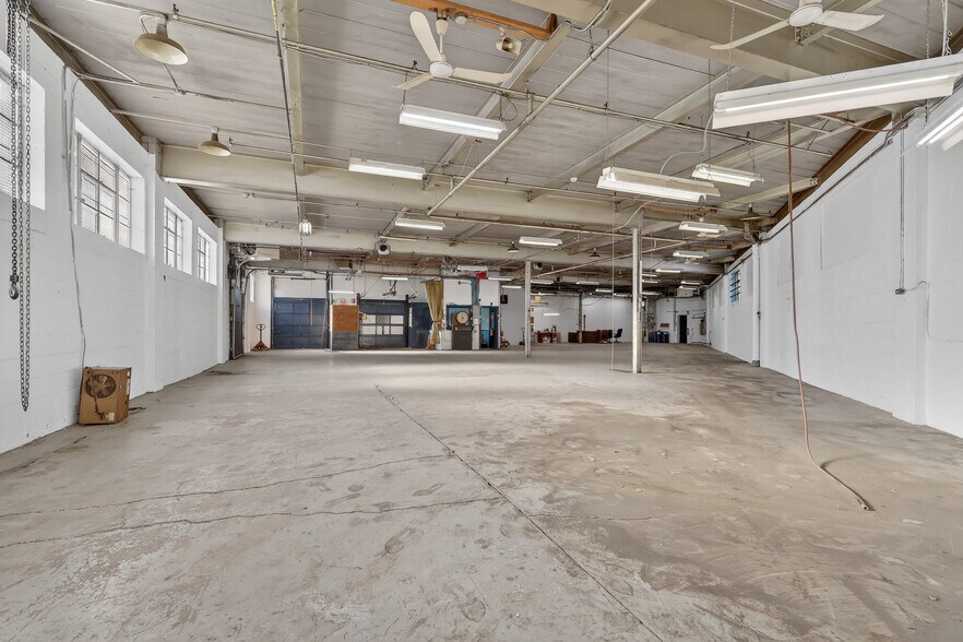 More Photos Of 1025 St Butler, Montréal Distribution For Sale