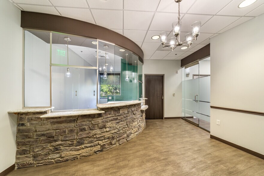 More Photos Of 250 E Basse Rd, San Antonio Medical For Lease