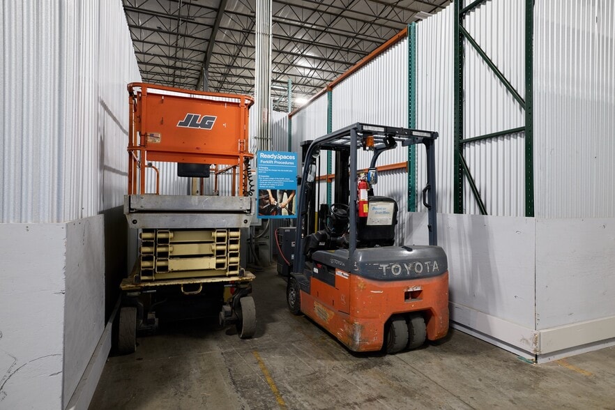 More Photos Of 2507 Investors Row, Orlando Distribution For Lease