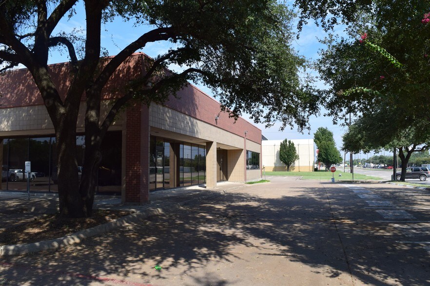 More Photos Of 12035 Shiloh Rd, Dallas Showroom For Lease