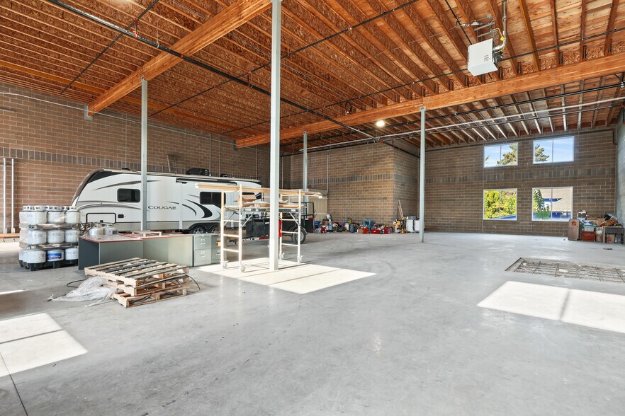 More Photos Of 21600 SE Stark St, Gresham Service For Lease