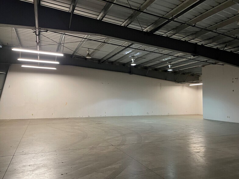 More Photos Of 2695 N Fowler Ave, Fresno Flex For Lease