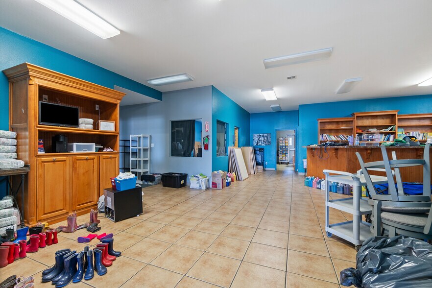 More Photos Of 185 Rebecca St, Gentry Office For Lease