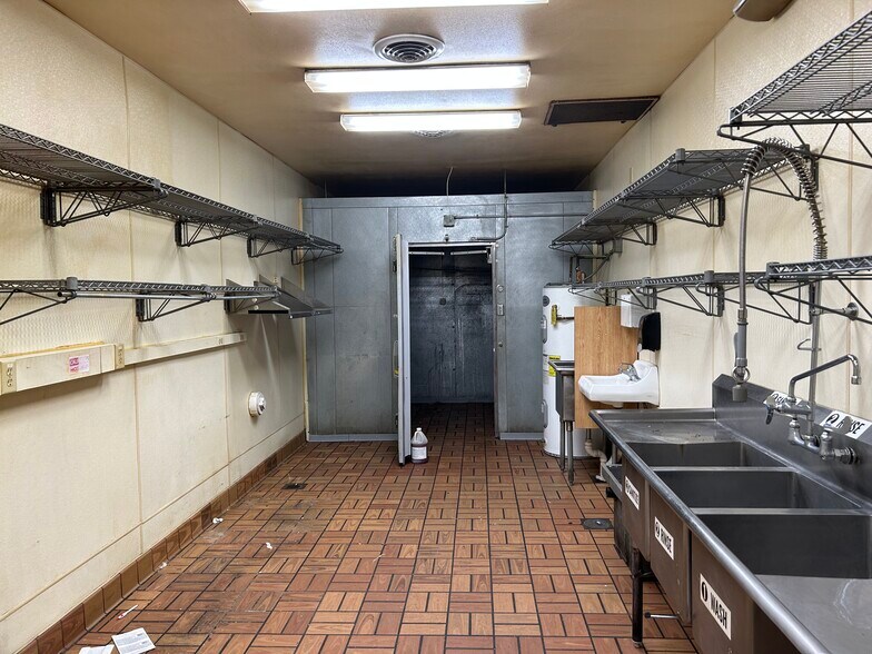 More Photos Of 1214 Franklin St, Waterloo General Retail For Sale