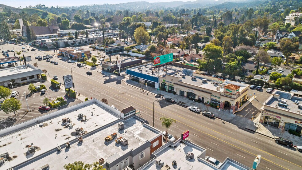 More Photos Of 20969 Ventura Blvd, Woodland Hills Restaurant For Lease