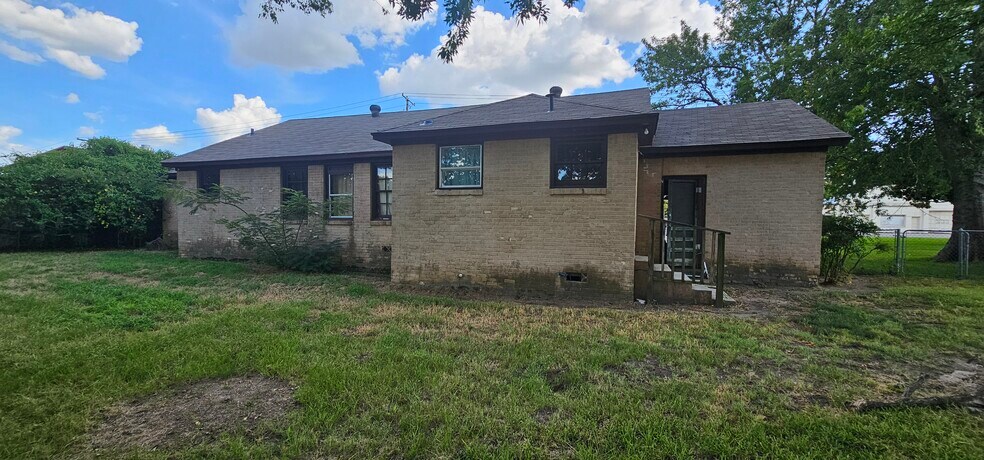 More Photos Of 401 E Pine St, Edgewood Office For Sale
