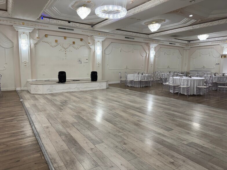 More Photos Of 18407 Sherman Way, Reseda Office For Sale