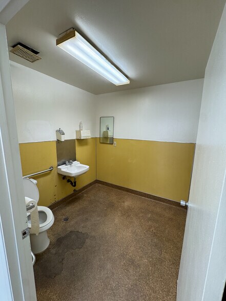 More Photos Of 440 E Walnut Ave, Fullerton Warehouse For Lease