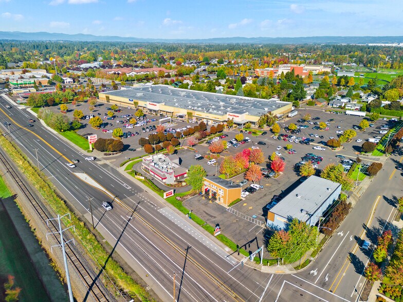 More Photos Of 6691 SE Tualatin Valley Hwy, Hillsboro Auto Repair For Lease