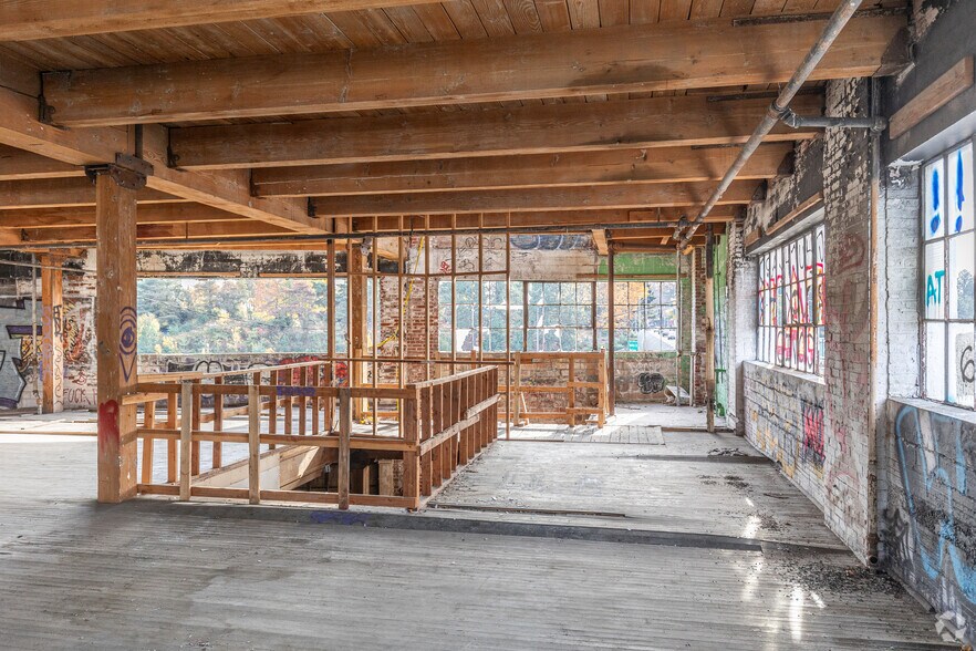 More Photos Of 3300 NE Broadway St, Portland Flex For Sale