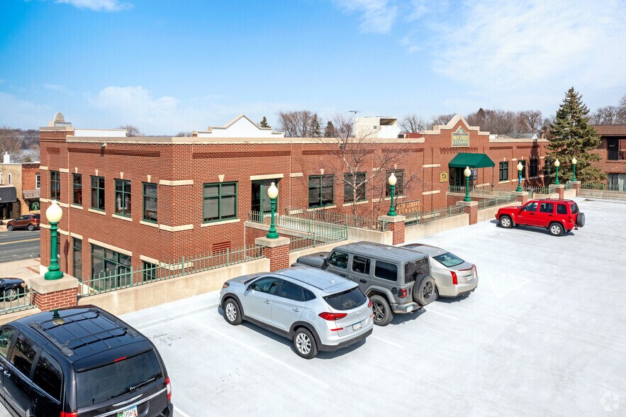 More Photos Of 101-129 Main St W, Waconia Medical For Lease