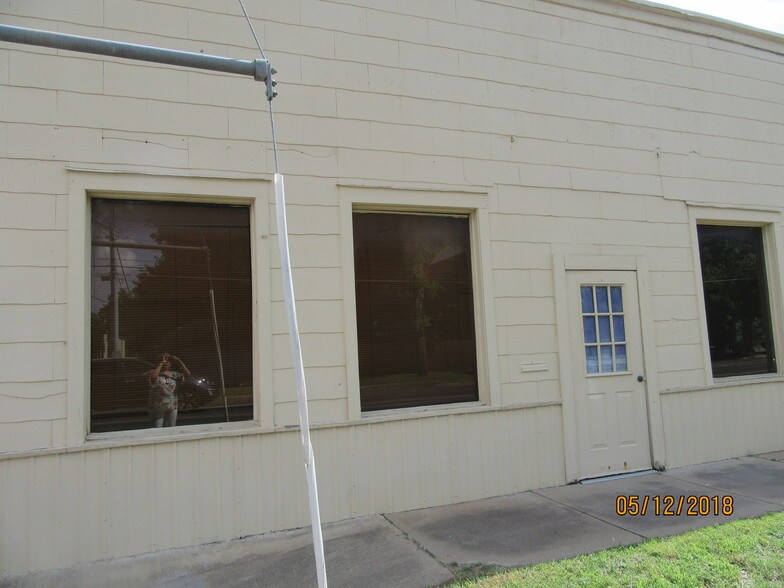 More Photos Of 205 NE Loop 230, Smithville Warehouse For Lease