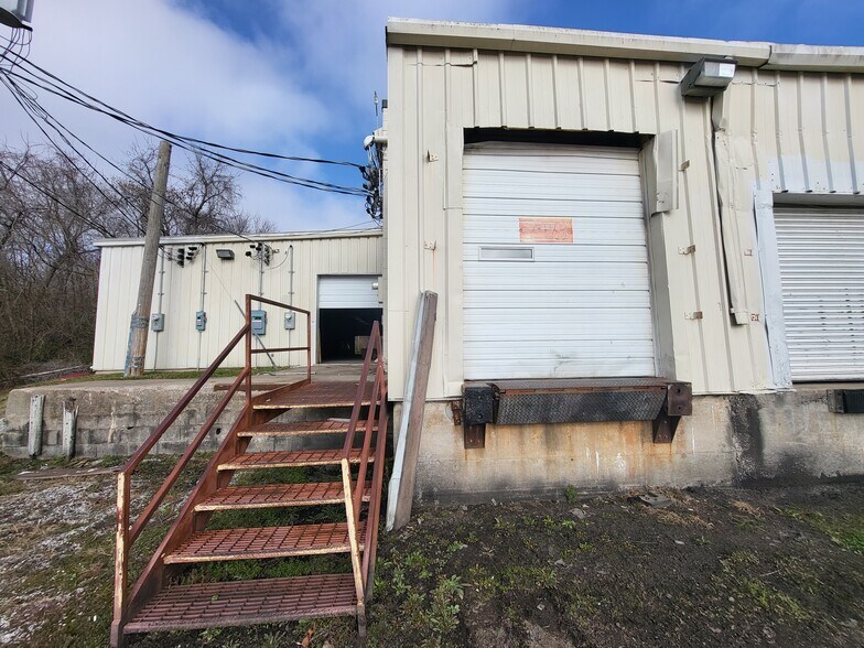 More Photos Of 1090 S Neosho Blvd, Neosho Unknown For Lease