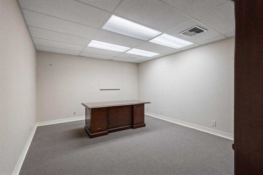 More Photos Of 111 S Travis St, Sherman Office For Sale