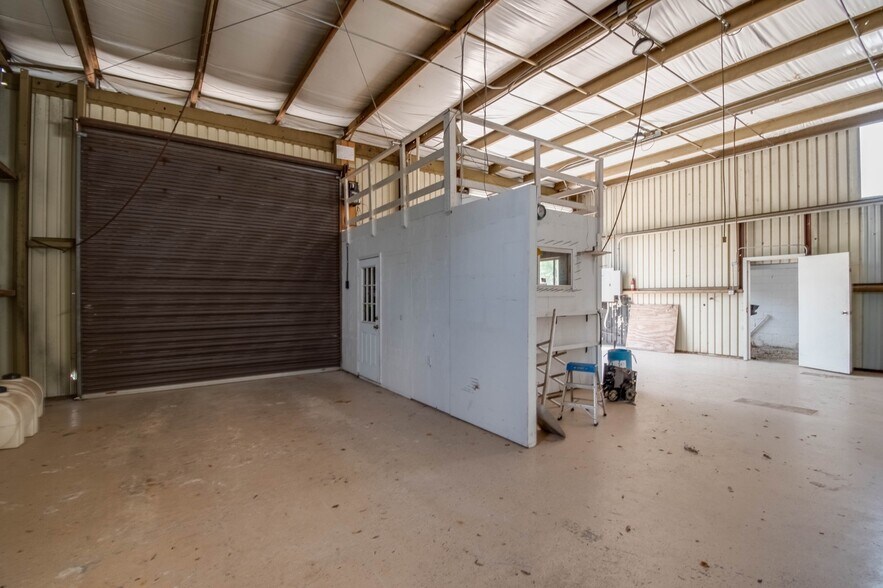 More Photos Of 419 SE 6th St, Williston Warehouse For Lease