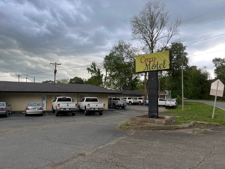More Photos Of 424 Highway 65 Bus, Clinton Hotel For Sale