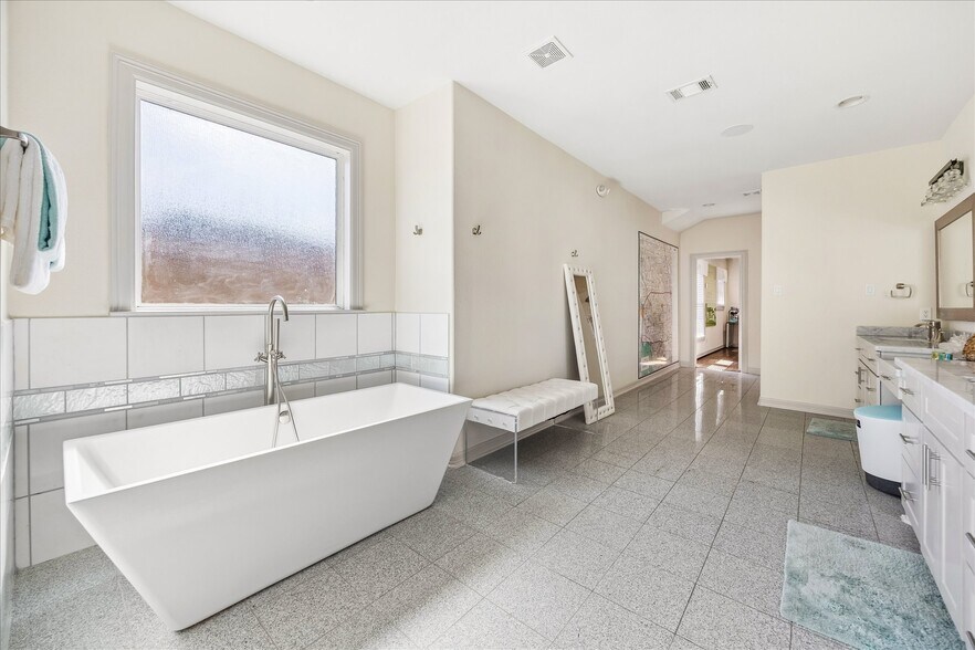 More Photos Of 638 Heights Blvd, Houston Office For Sale