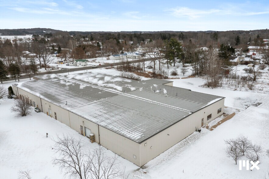 More Photos Of 21685 Northland Dr, Paris Distribution For Sale