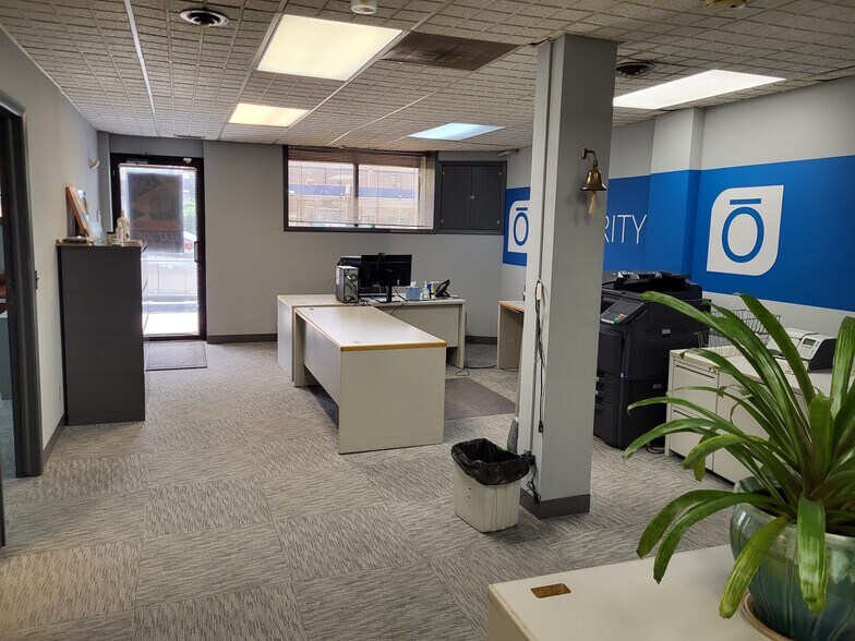 More Photos Of 2147 N Western Ave, Chicago Office For Lease