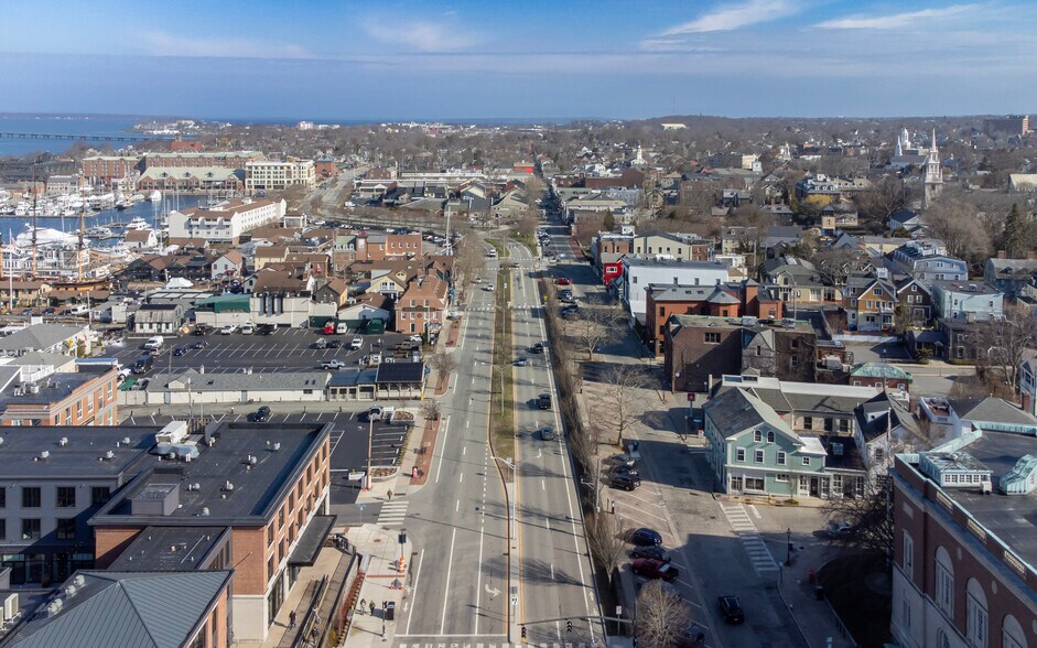 More Photos Of 302-306 Thames St, Newport Storefront Retail Office For Lease