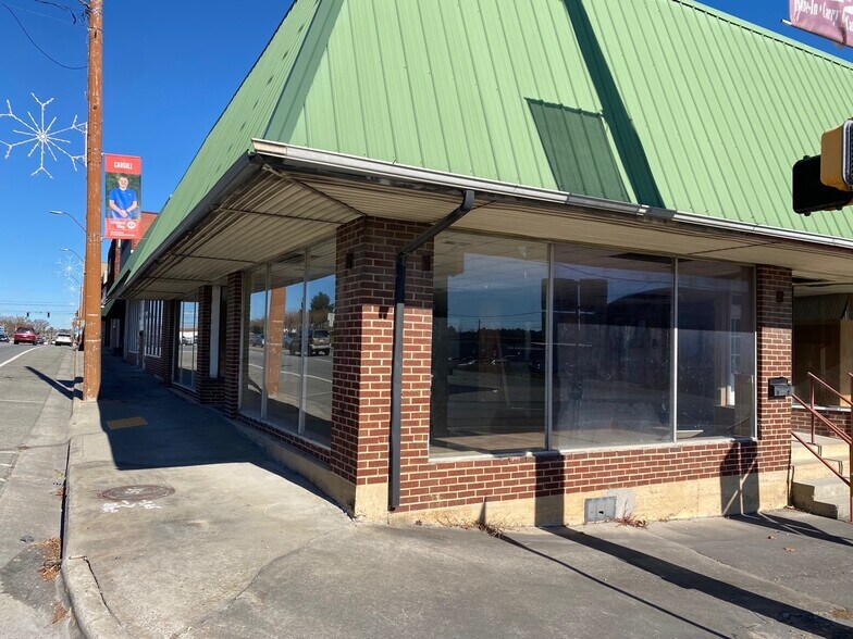 More Photos Of 100 N 3rd Ave, Chatsworth Showroom For Lease