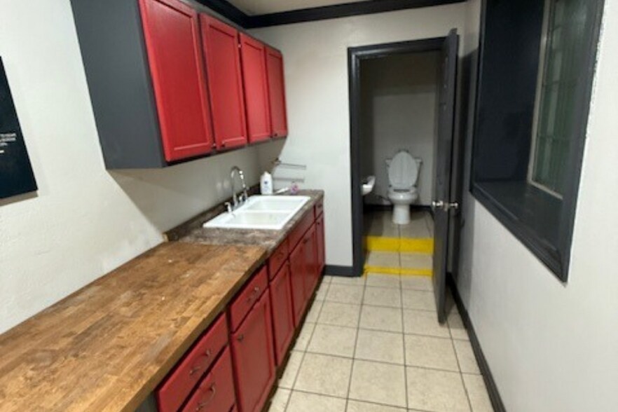 More Photos Of 3024 Commerce St, Port Arthur Warehouse For Sale