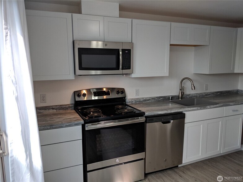 More Photos Of 210 Spruce St E, Ilwaco Apartments For Sale