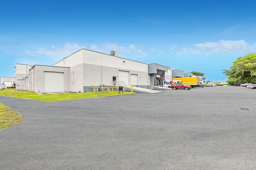 More Photos Of 5120-5130 NW 165th St, Hialeah Warehouse For Lease